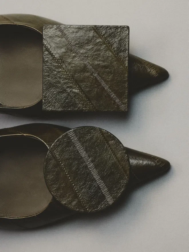 The low Duelo slingbacks Circle and square kitten heels The low Duelo slingbacks Circle and square kitten heels
