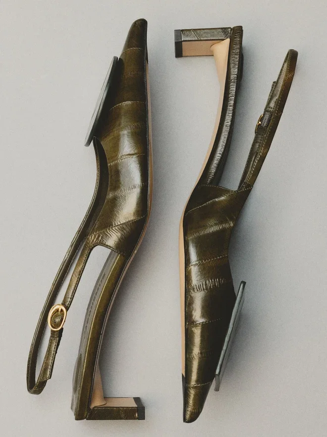 The low Duelo slingbacks Circle and square kitten heels The low Duelo slingbacks Circle and square kitten heels