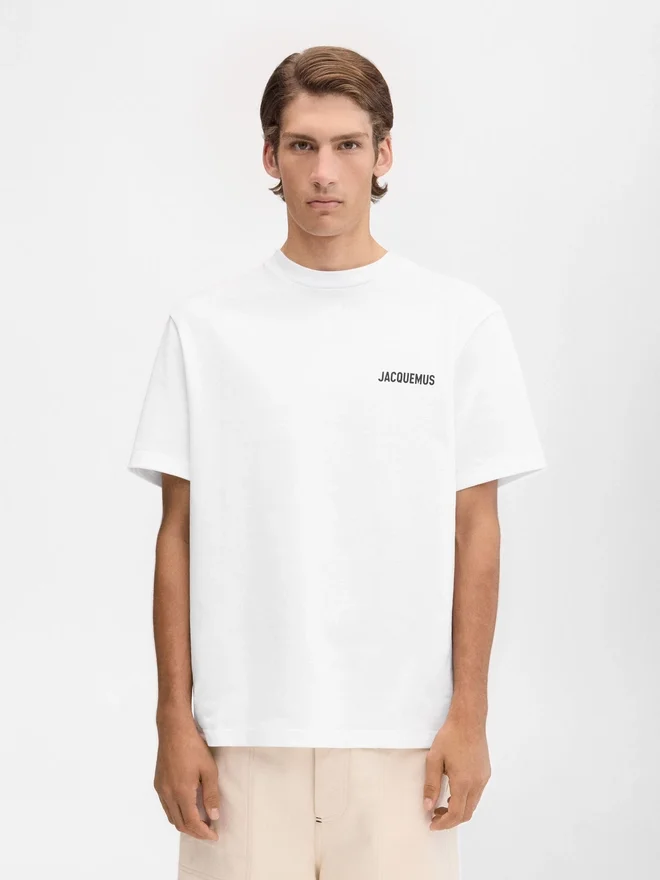 The Montaigne address t-shirt Short-sleeved t-shirt with logo and address – sold exclusively online and in our Paris store The Montaigne address t-shirt Short-sleeved t-shirt with logo and address – sold exclusively online and in our Paris store