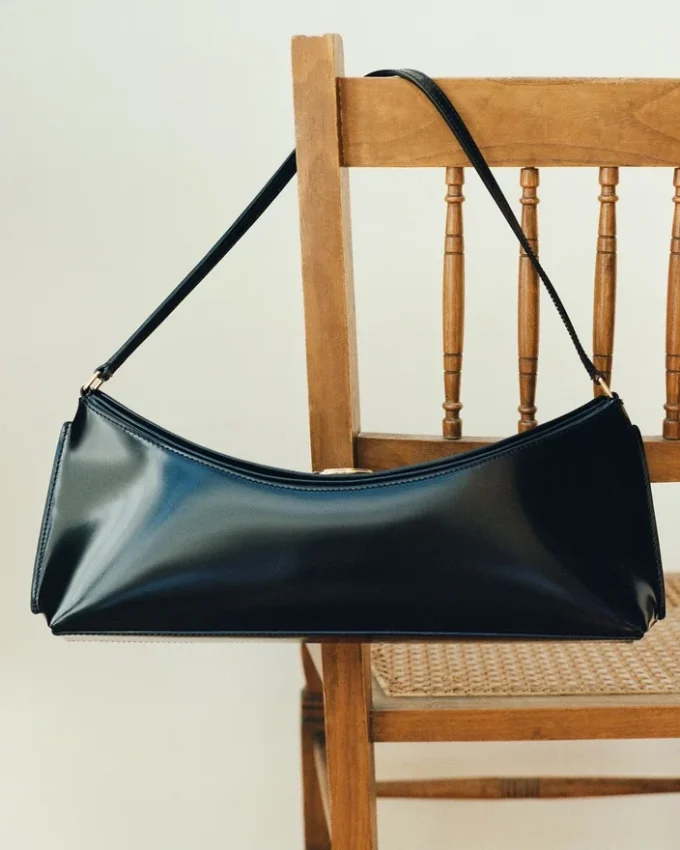 The Ovalo clutch Folded shoulder bag