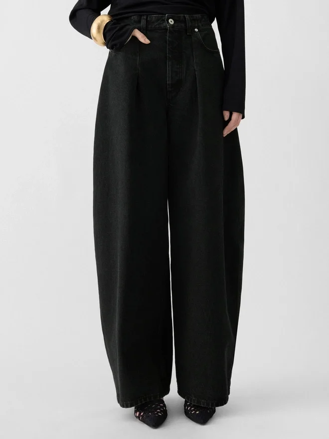 The Ovalo de-Nîmes denim pants High-waisted curved jeans The Ovalo de-Nîmes denim pants High-waisted curved jeans