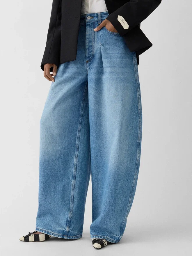 The Ovalo de-Nîmes denim pants High-waisted curved jeans The Ovalo de-Nîmes denim pants High-waisted curved jeans