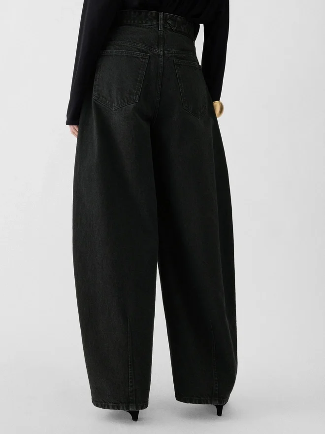 The Ovalo de-Nîmes denim pants High-waisted curved jeans The Ovalo de-Nîmes denim pants High-waisted curved jeans