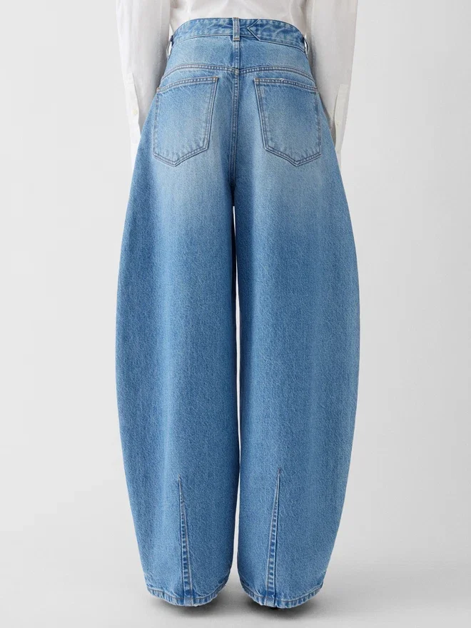 The Ovalo de-Nîmes denim pants High-waisted curved jeans The Ovalo de-Nîmes denim pants High-waisted curved jeans
