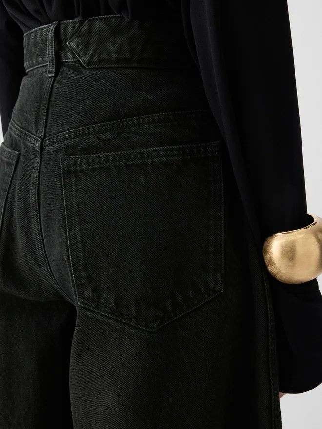 The Ovalo de-Nîmes denim pants High-waisted curved jeans The Ovalo de-Nîmes denim pants High-waisted curved jeans