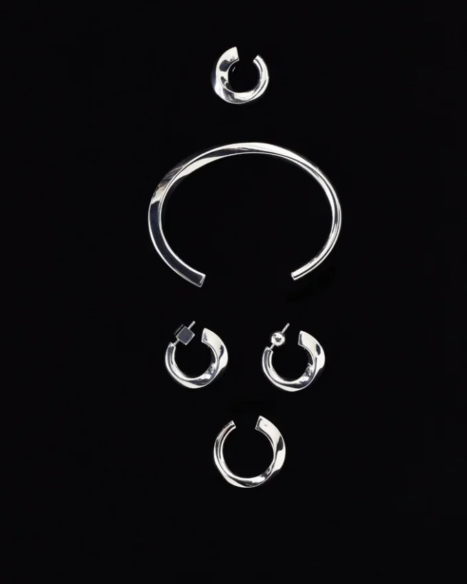 The Tourni ring Twisted ring